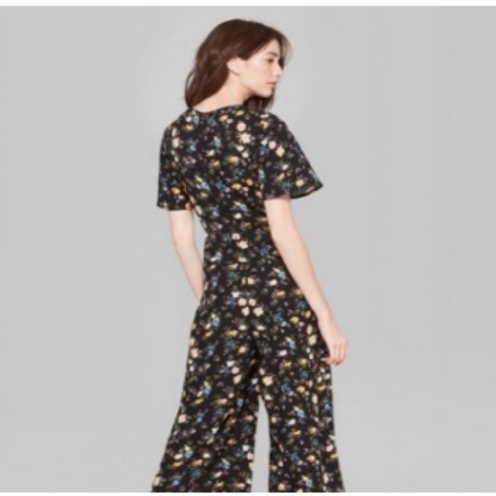 Wild Fable V-neck Floral Jumpsuit Size Medium